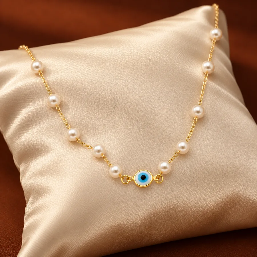 Colar dourado com pérolas e olho grego