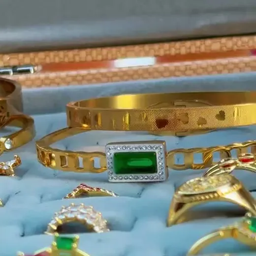 Pulseiras e anéis