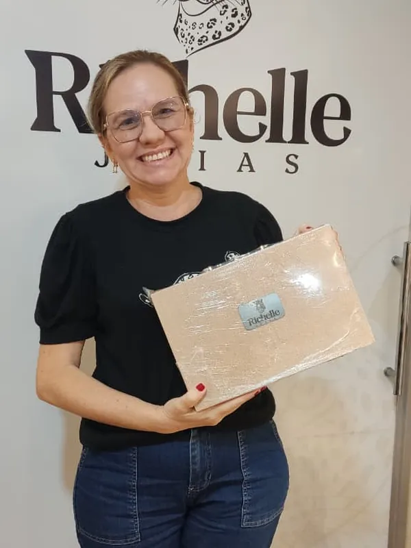 Consultora Richelle recebendo premiação